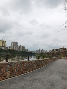 城市河畔步道风景