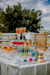 多彩鸡尾酒装点精致桌面