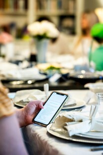 餐桌前的手机使用者