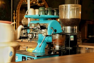 复古蓝色咖啡机置于吧台