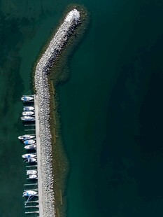 海上长堤航拍景象