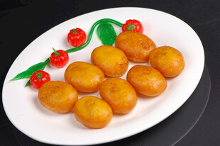 油炸丸子摆盘装饰精美