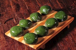 木制托盘上的美味青团