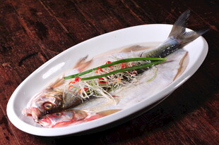 清蒸鲜鱼摆盘中白鱼