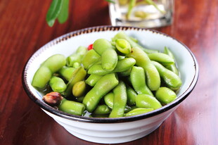 碗中翠绿美味的煮毛豆