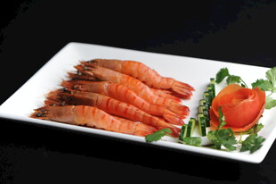 白盘上的美味鲜虾摆盘