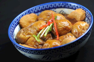 蓝碗装的美味酿油豆腐