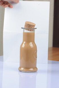 棕色瓶装饮品展示