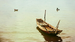 孤舟泛于平静水面