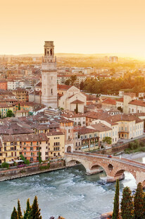 维罗纳城市河畔美丽风光