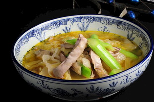 美味肉丝蔬菜汤面