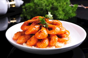 美味香辣虾摆放在白盘上