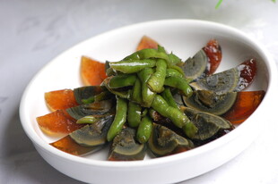 凉拌田螺配红椒青椒