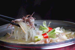 热气腾腾的火锅涮菜场景