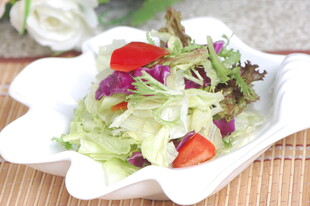 新鲜蔬菜沙拉摆盘精致