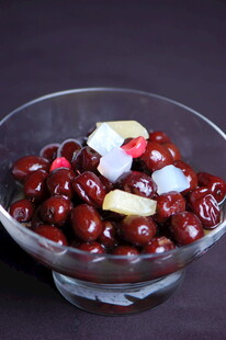 玻璃碗中的美味樱桃