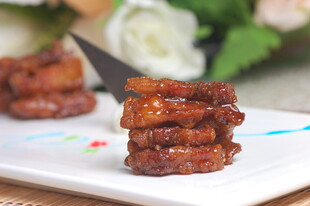 美味酱排骨摆于白盘上