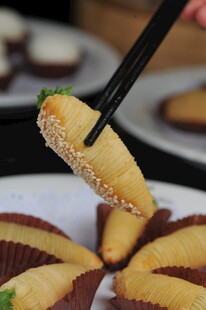 芝麻酥点心被筷子夹起