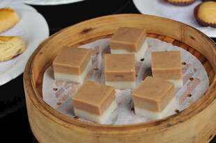 竹制蒸笼里的美味糕点