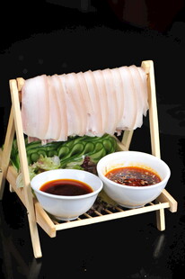 竹架挂肉片配双碟蘸料