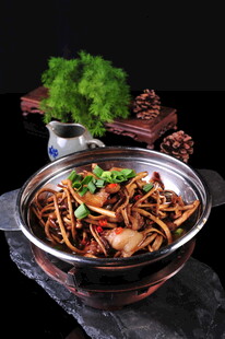 美味干锅食材丰富诱人