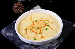 蒸蛋上放有苹果片