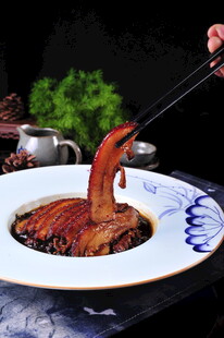 筷子夹起盘中美味红烧鱼