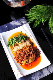 美味红烧鱼摆盘中