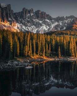 湖畔山林雪景壮丽风光