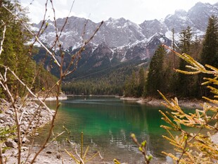山间碧湖与巍峨雪山美景