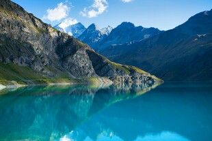 高山蓝湖绝美自然风光