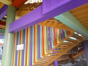 彩色螺旋楼梯室内独特景观