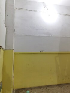 墙角黄色踢脚线特写