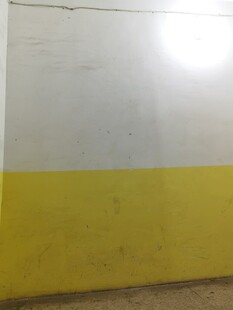 黄白双色墙面局部特写