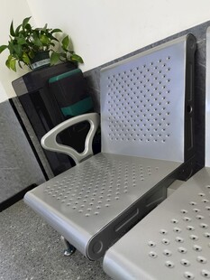 医院输液区的金属座椅