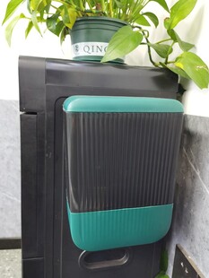 办公椅靠背上的绿植点缀