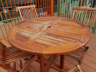 木质圆桌配多把木椅