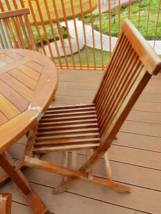 户外木质折叠椅与圆桌