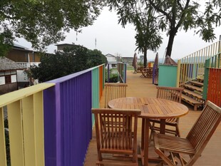 多彩户外休闲桌椅区