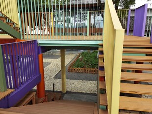 多彩儿童游乐区楼梯景观