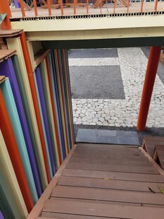 彩色木桥通往开阔景致