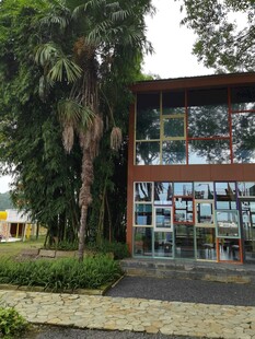 现代风格玻璃建筑外观