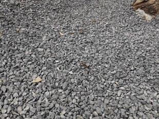 灰色碎石路面特写