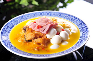 火腿蛋花汤摆于蓝白瓷碗