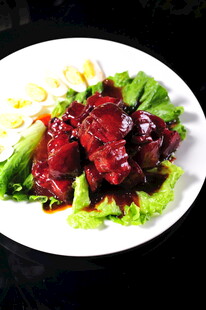 美味酱汁排骨摆盘精致