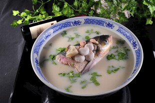 鲜美鲫鱼豆腐汤