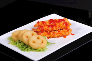 美味炸物配蔬菜摆盘