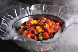 锡纸包裹的多彩美味食物