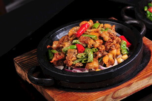 石锅美味鸡肉杂蔬料理