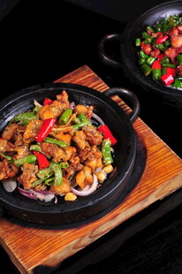 铁板美味鸡肉色泽诱人